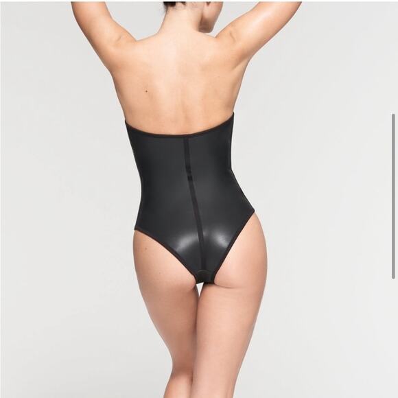 NWT SKIMS Rubberized Scuba Swim Strapless One Piece in Onyx - Size M - Picture 3 of 12